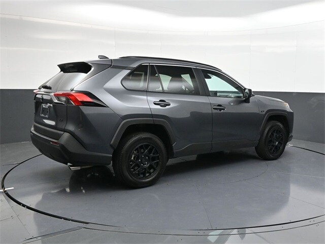 2020 Toyota RAV4 LE photo 4