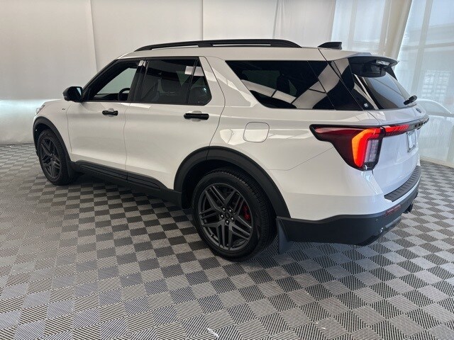 2025 Ford Explorer ST-Line photo 2