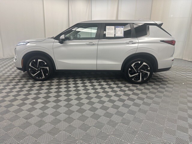2024 Mitsubishi Outlander SE photo 2