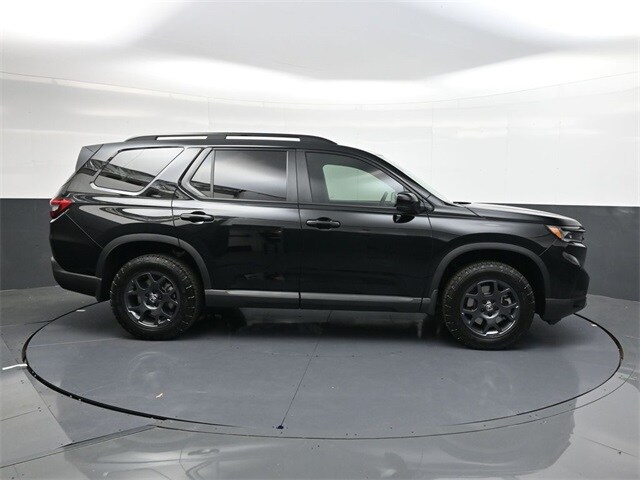 2025 Honda Pilot TrailSport photo 3
