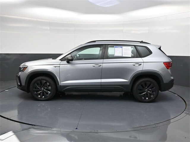 2022 Volkswagen Taos S photo 2