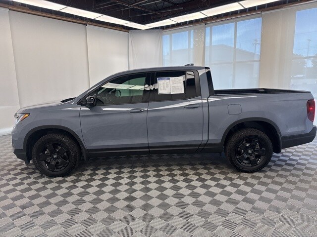 2025 Honda Ridgeline Black Edition photo 2