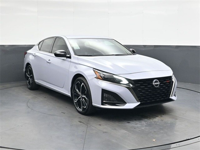 2025 Nissan Altima SR photo 2