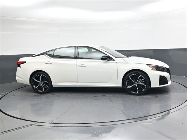 2024 Nissan Altima 2.5 SR photo 2