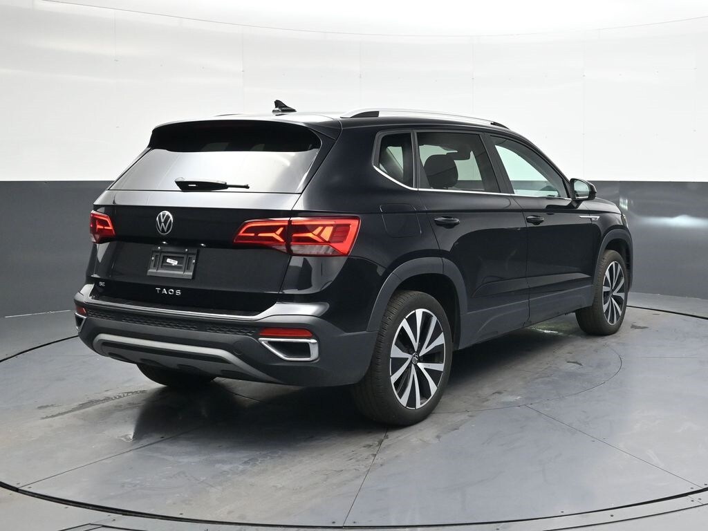 2024 Volkswagen Taos SE photo 2