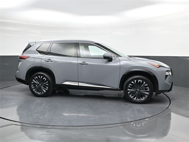 2024 Nissan Rogue Platinum photo 2