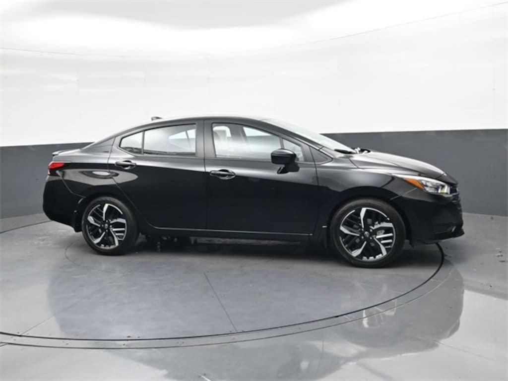 New 2025 Nissan Versa 1.6 SR Sedan