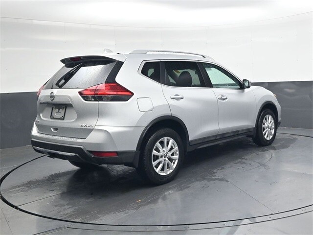 2017 Nissan Rogue SV photo 2