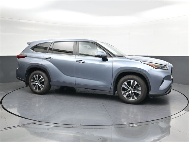 2023 Toyota Highlander L photo 2