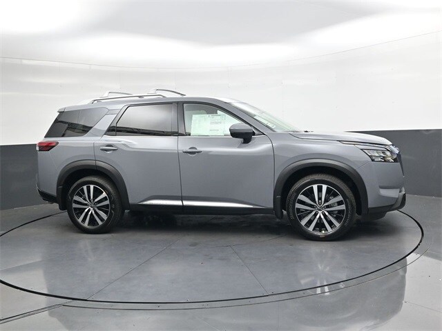 2025 Nissan Pathfinder Platinum photo 3