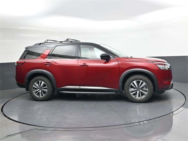 2022 Nissan Pathfinder SL photo 2