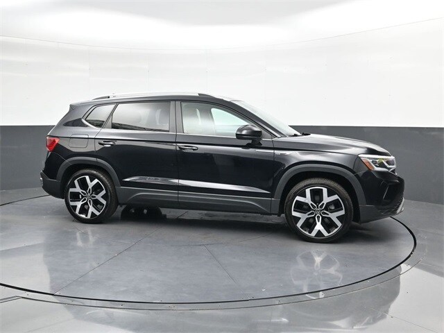 2022 Volkswagen Taos SEL photo 3