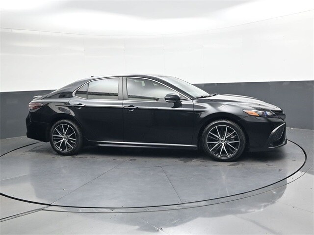 2022 Toyota Camry SE photo 3
