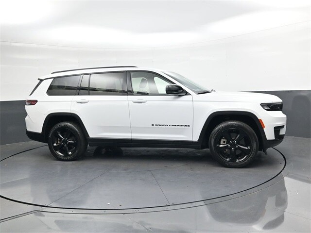 2021 Jeep Grand Cherokee Laredo Altitude photo 3