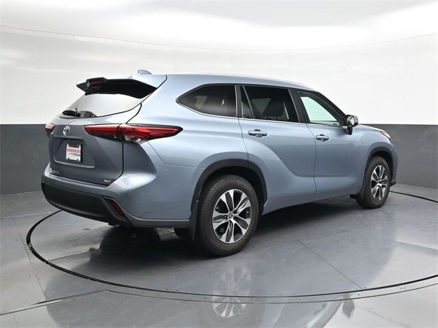 2023 Toyota Highlander L photo 3