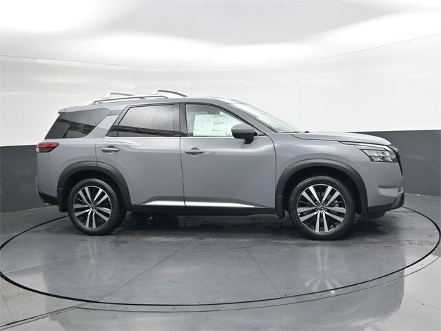2025 Nissan Pathfinder Platinum photo 3