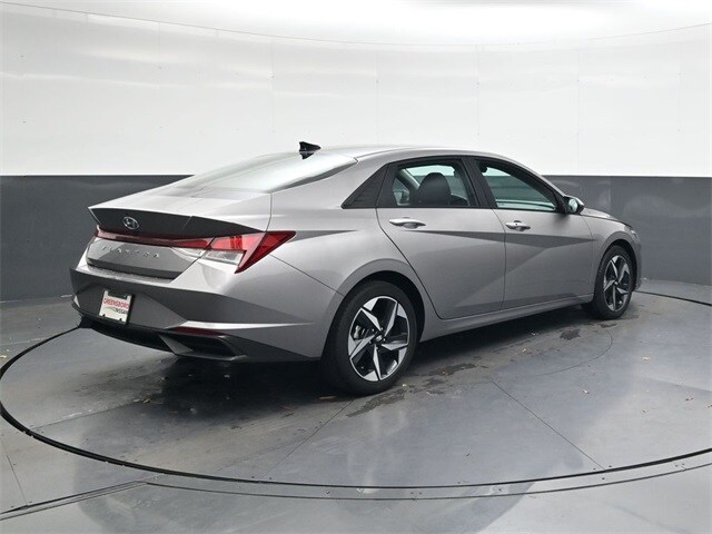 2023 Hyundai Elantra SEL photo 4