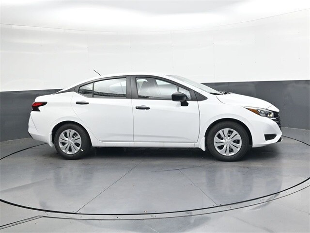 2025 Nissan Versa 1.6 S photo 3