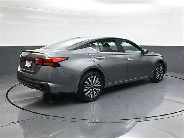 2025 Nissan Altima SV photo 4