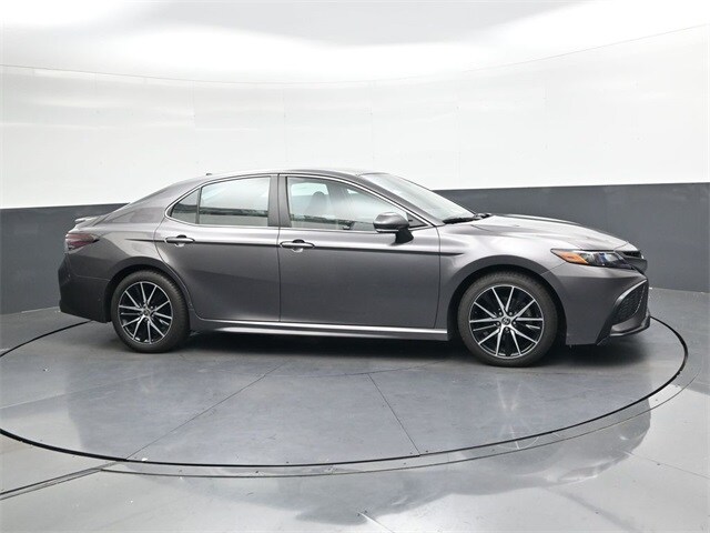 2022 Toyota Camry SE photo 3