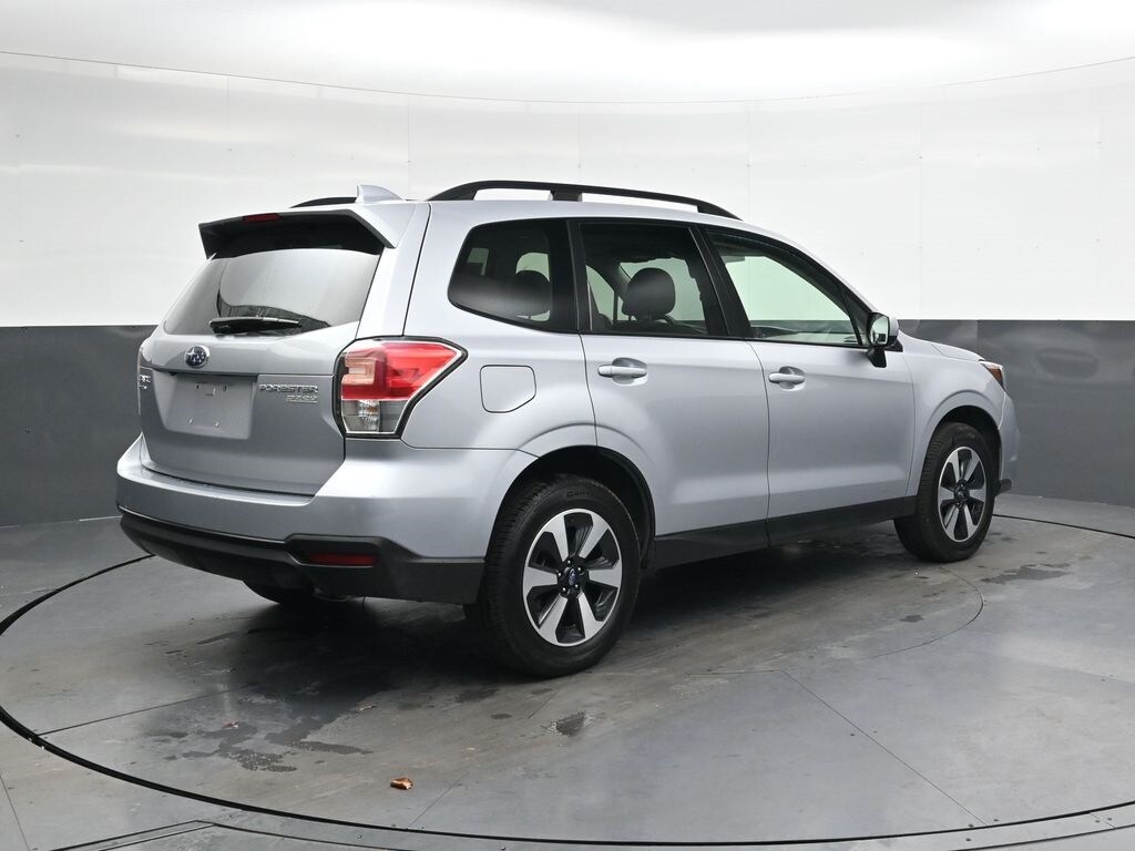 2017 Subaru Forester 2.5i Premium photo 2