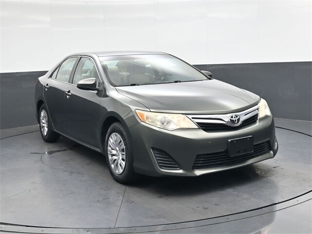 2012 Toyota Camry LE photo 2
