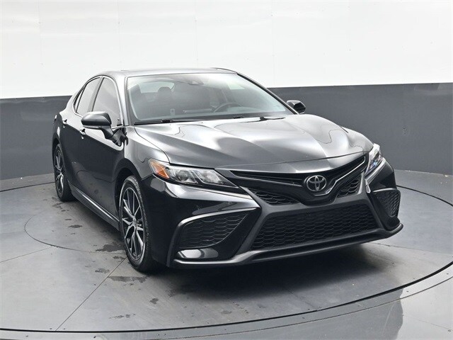 2022 Toyota Camry SE photo 2