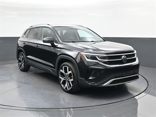 2022 Volkswagen Taos SEL photo 2
