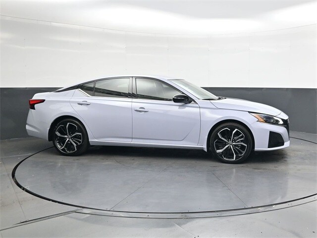 2025 Nissan Altima SR photo 3