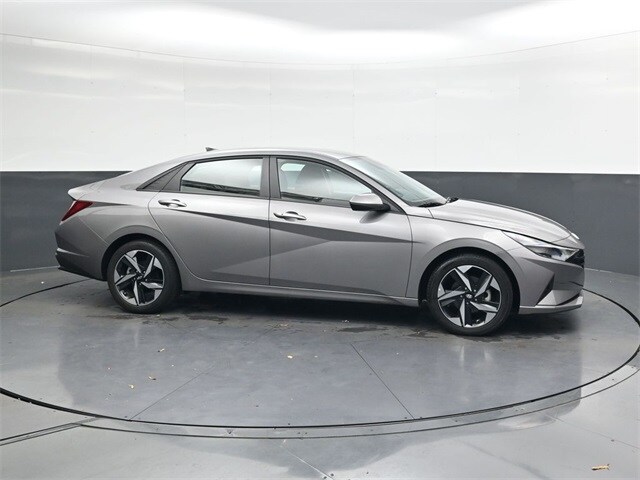 2023 Hyundai Elantra SEL photo 3