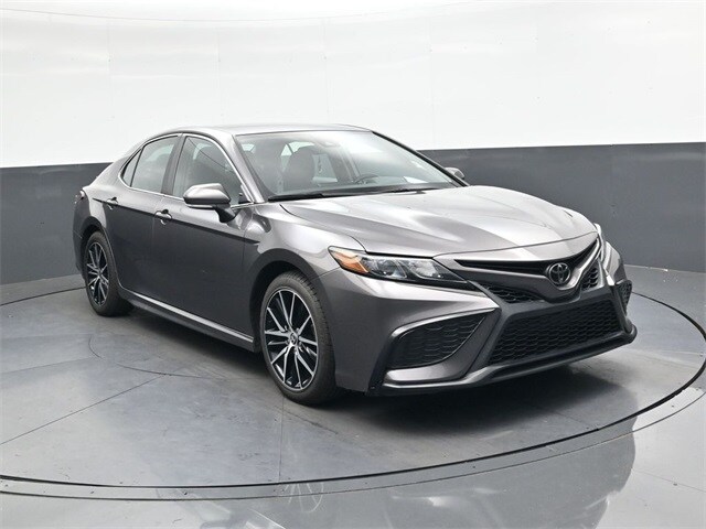 2022 Toyota Camry SE photo 2
