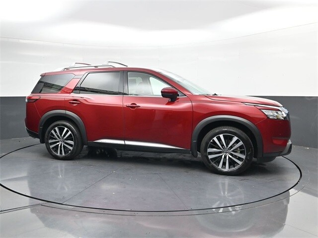 2024 Nissan Pathfinder Platinum photo 3