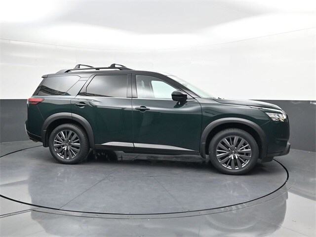 2024 Nissan Pathfinder SL photo 2