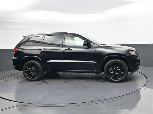 2020 Jeep Grand Cherokee Laredo Altitude photo 3