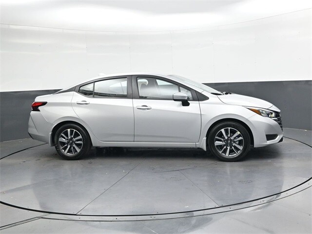 2025 Nissan Versa 1.6 SV photo 3