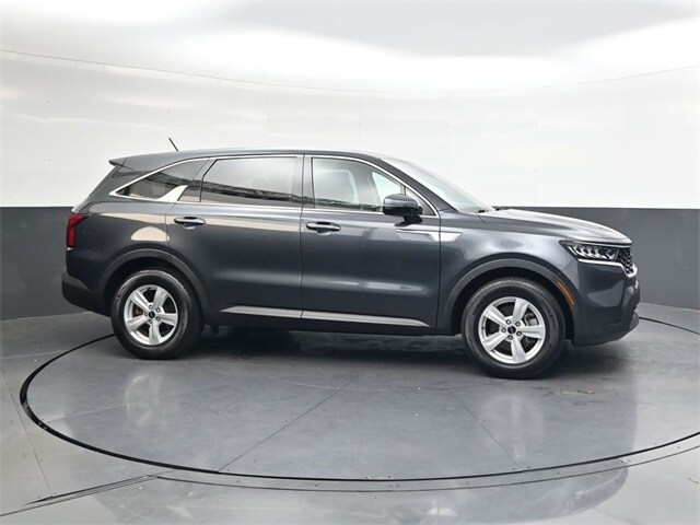 2023 Kia Sorento LX photo 3
