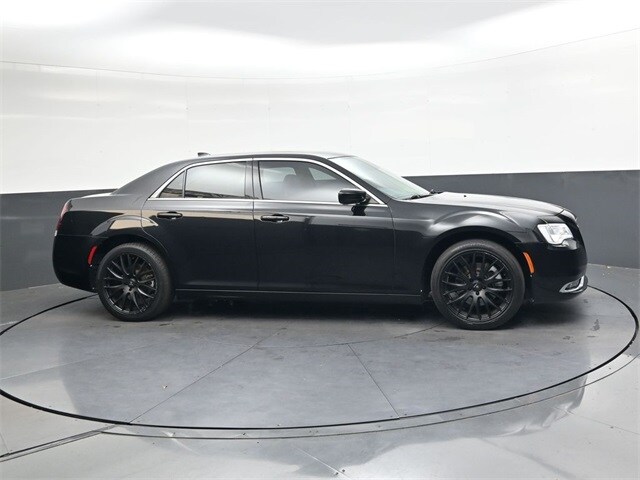 2016 Chrysler 300 Limited photo 2