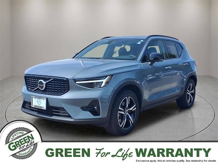 2023 Volvo XC40 B5 Plus Dark Theme AWD w/ Leather, Sunroof & Nav Sport Utility