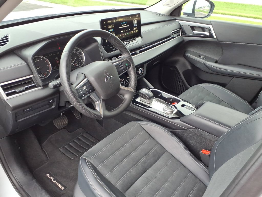 2025 Mitsubishi Outlander SE - Photo 16