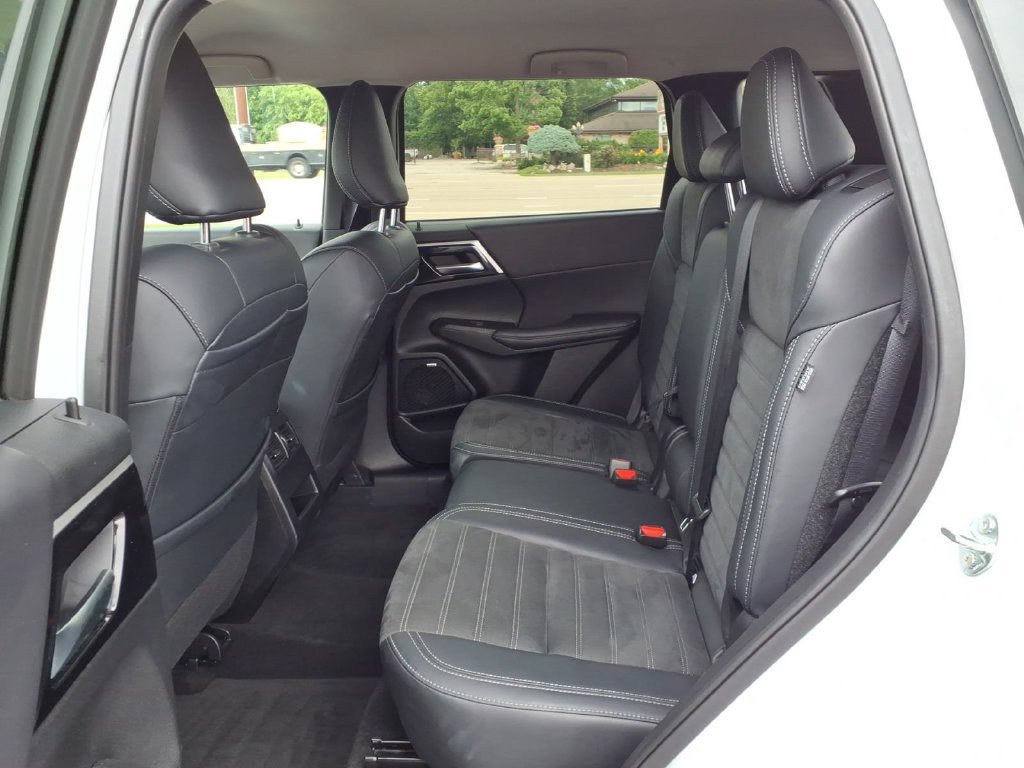 2025 Mitsubishi Outlander SE - Photo 17
