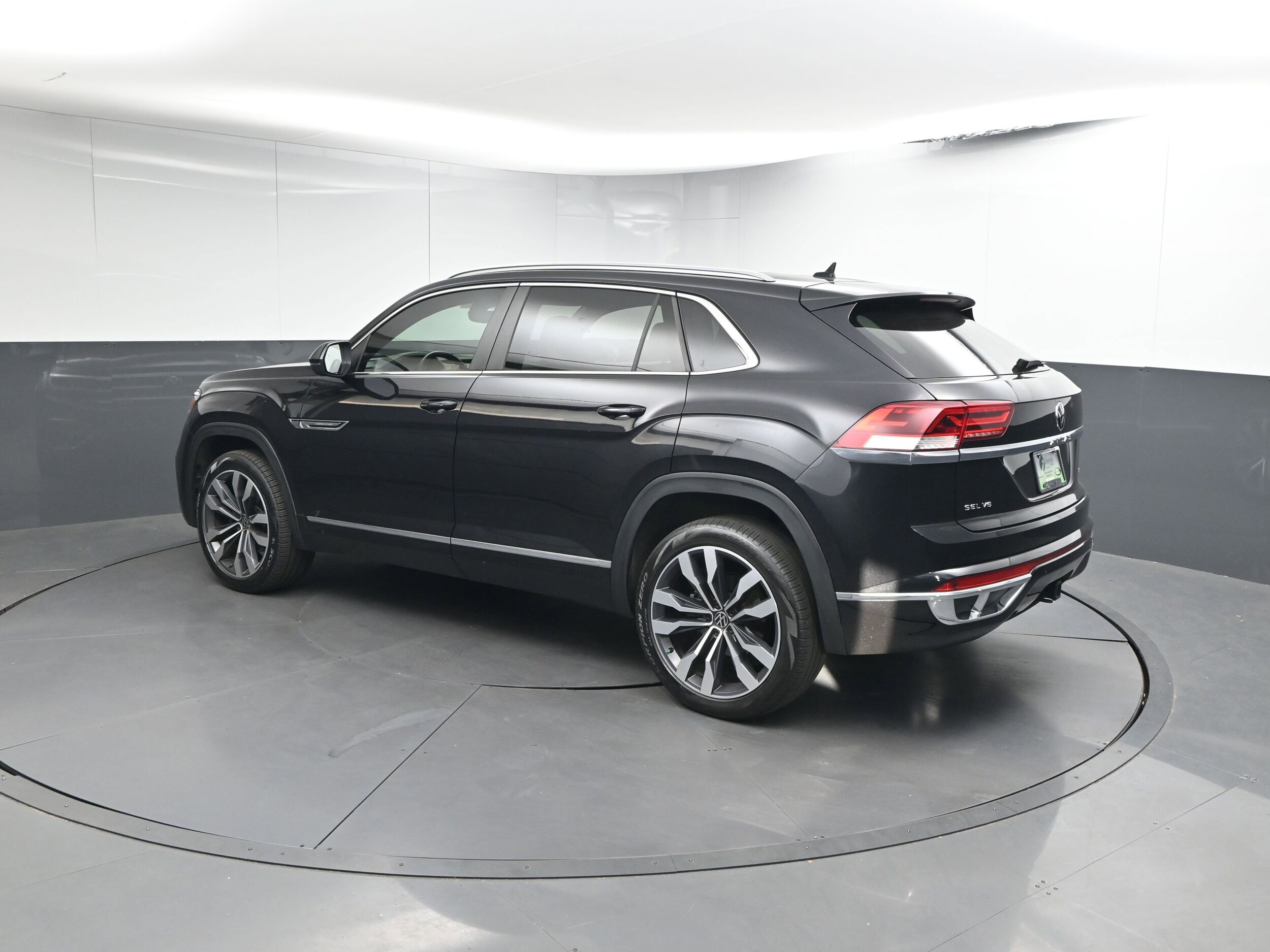 2020 Volkswagen Atlas Cross Sport V6 SEL R-Line photo 2