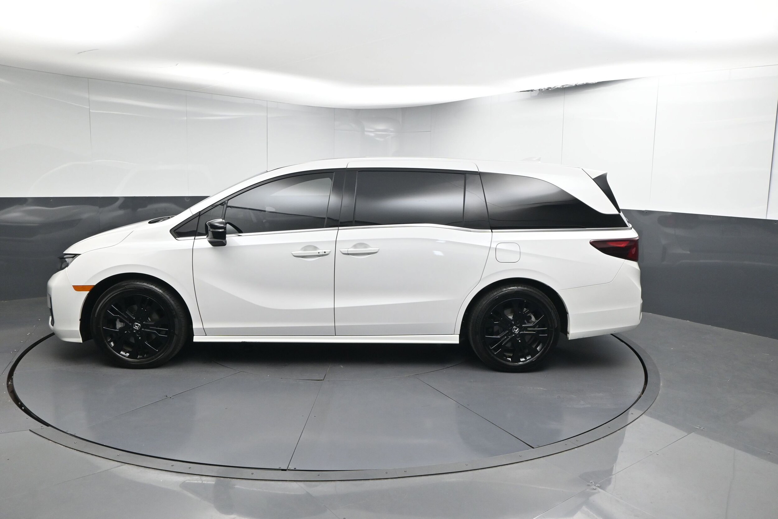 2025 Honda Odyssey photo 2