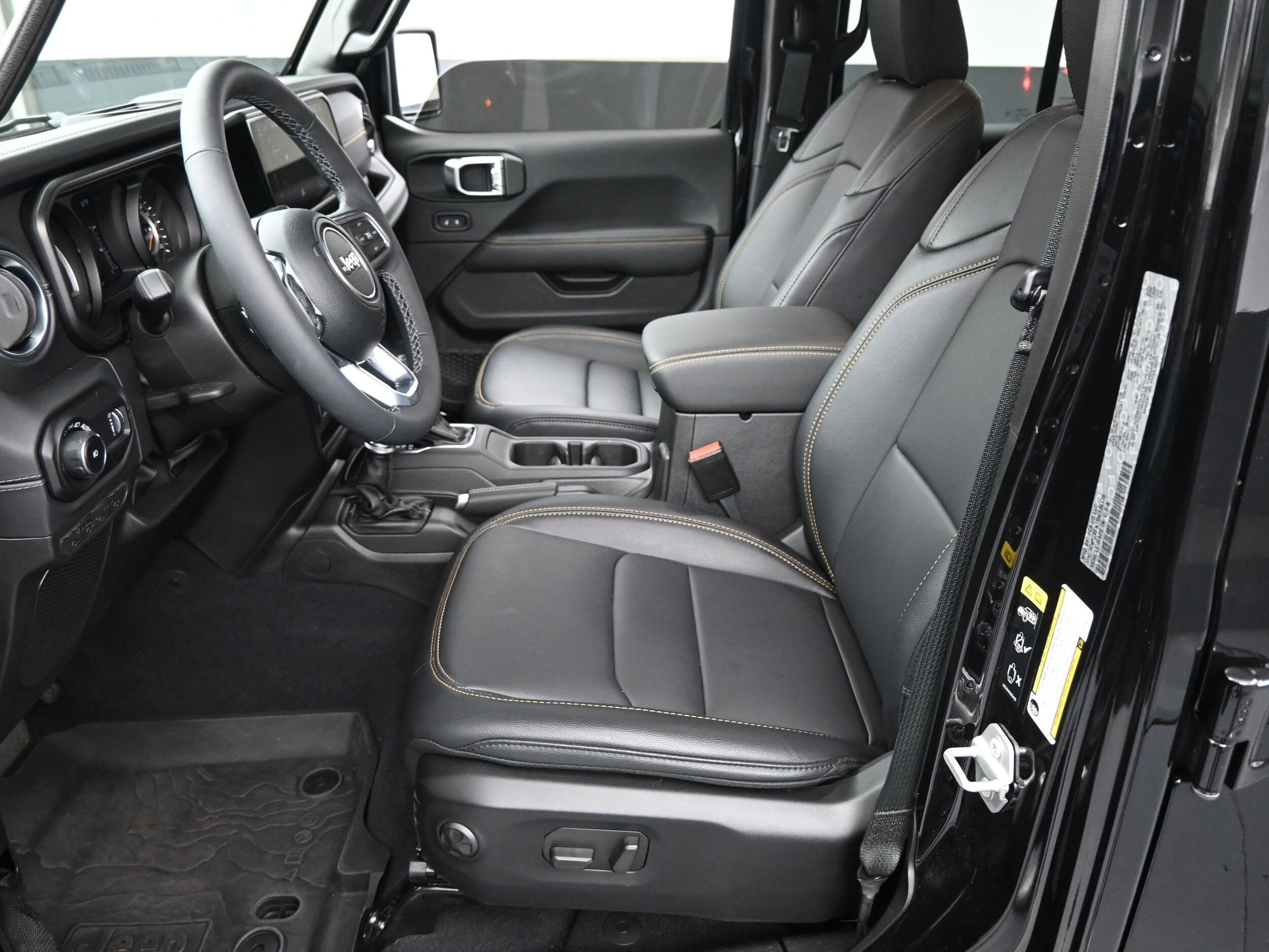 2025 Jeep Wrangler Sahara photo 4