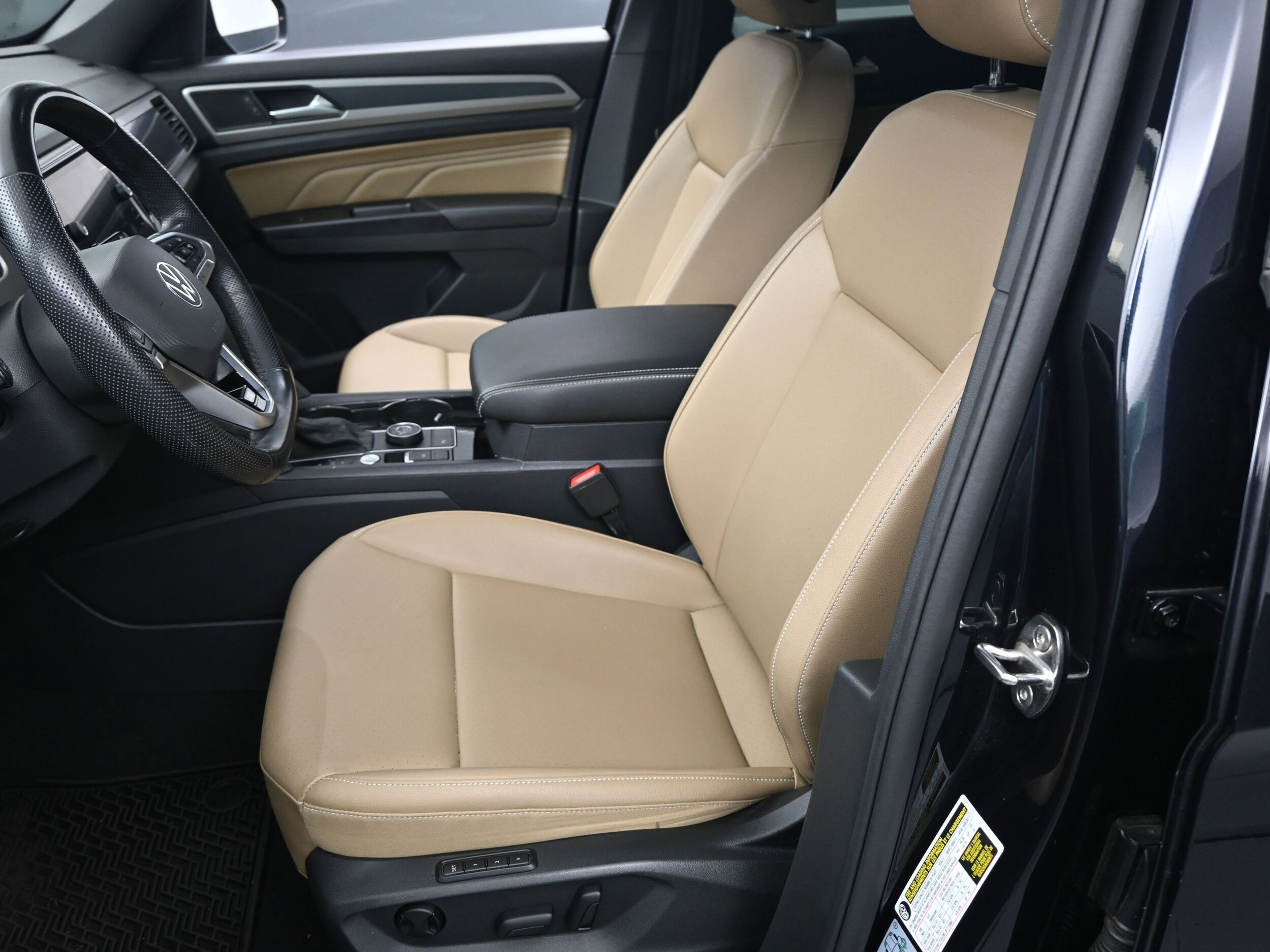 2020 Volkswagen Atlas Cross Sport V6 SEL R-Line photo 3