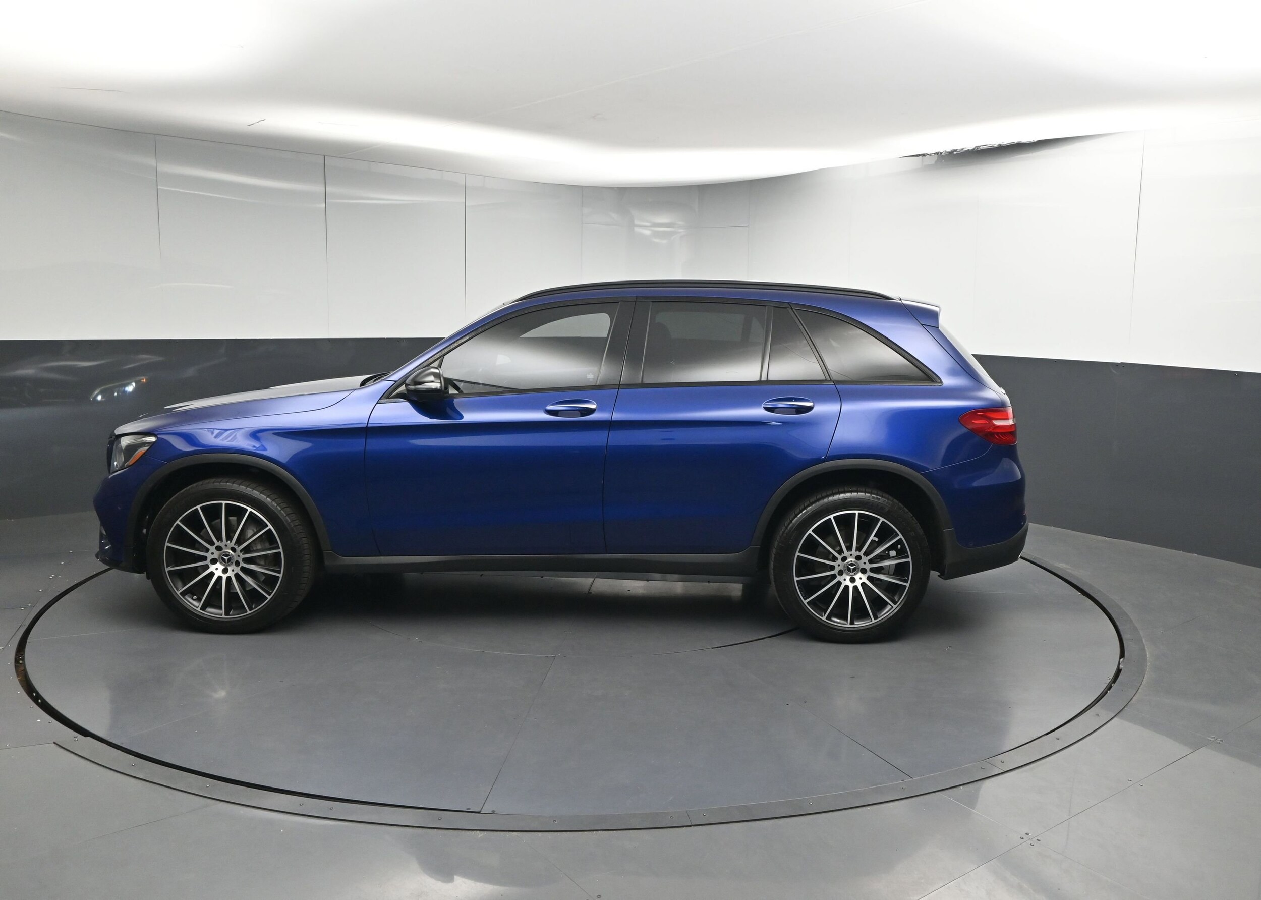 2018 Mercedes Benz GLC 300 4MATIC photo 2