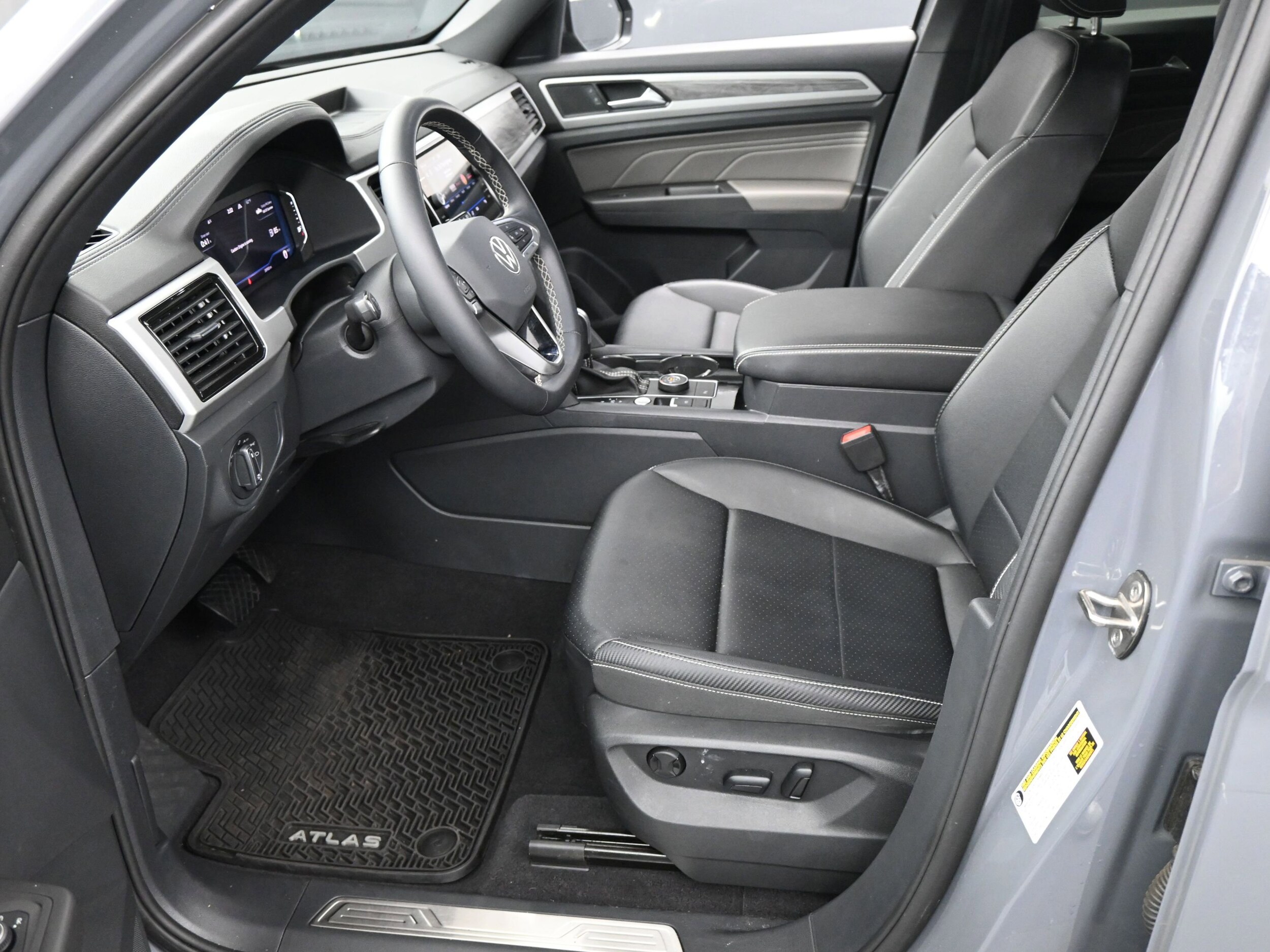 2023 Volkswagen Atlas Cross Sport SE Technology photo 3