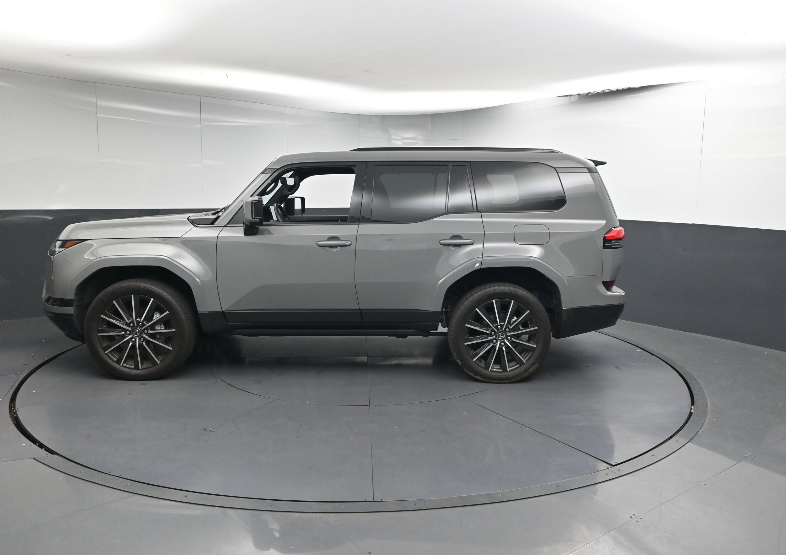 2024 Lexus GX 550 Luxury photo 2