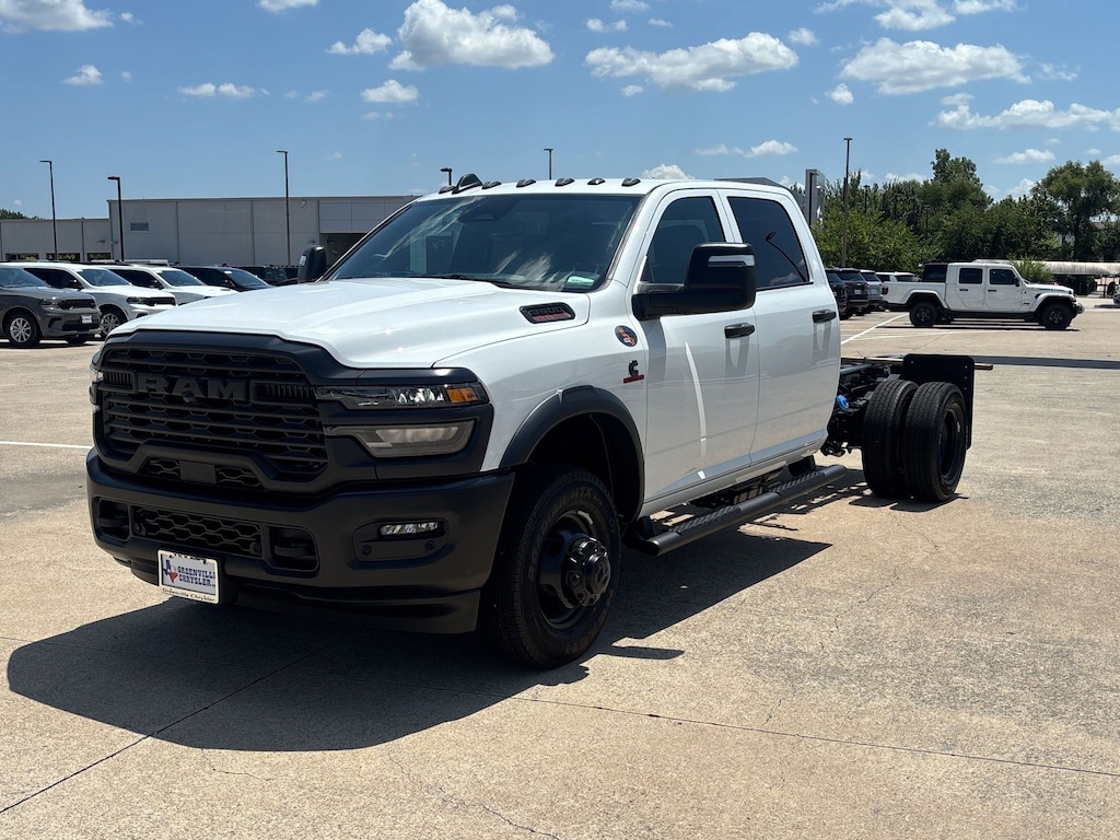 New 2026 Ram 3500 TRADESMAN CREW CAB CHASSIS 4X4 60' CA Pickup