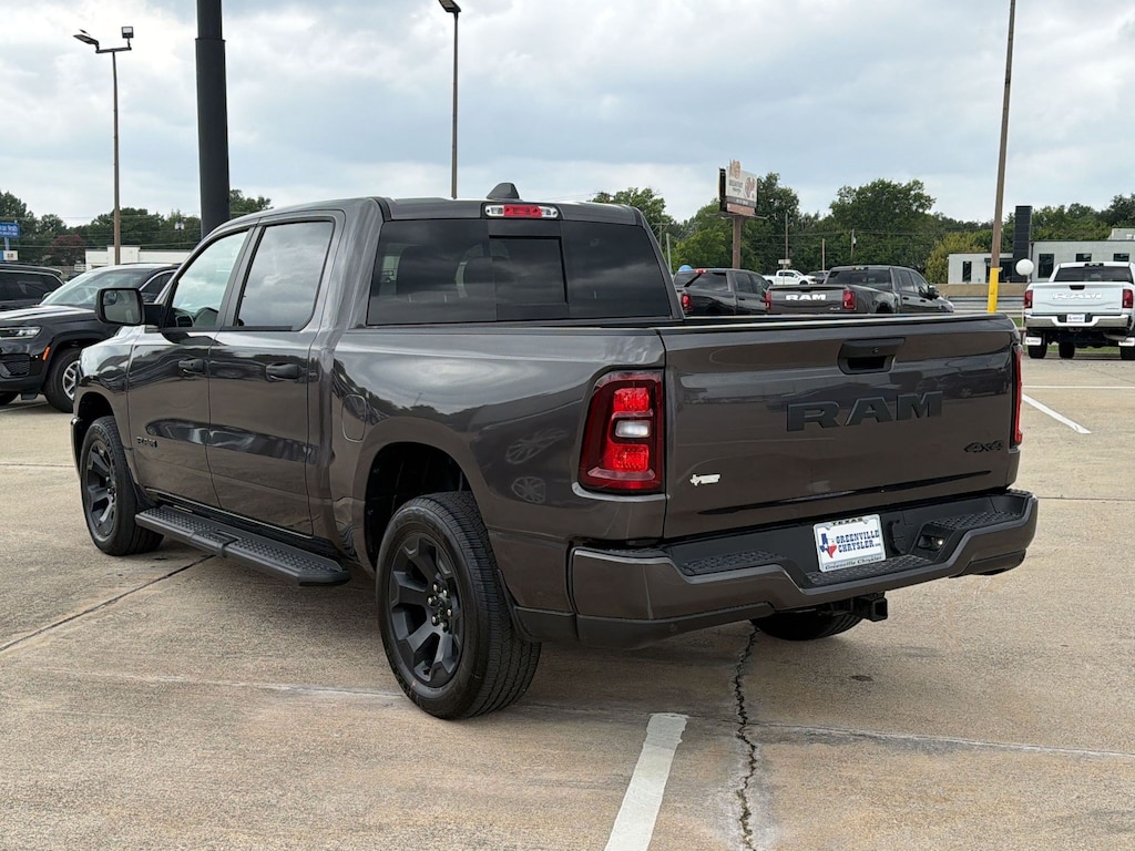 New 2026 Ram 1500 EXPRESS CREW CAB 4X4 5'7 BOX Pickup