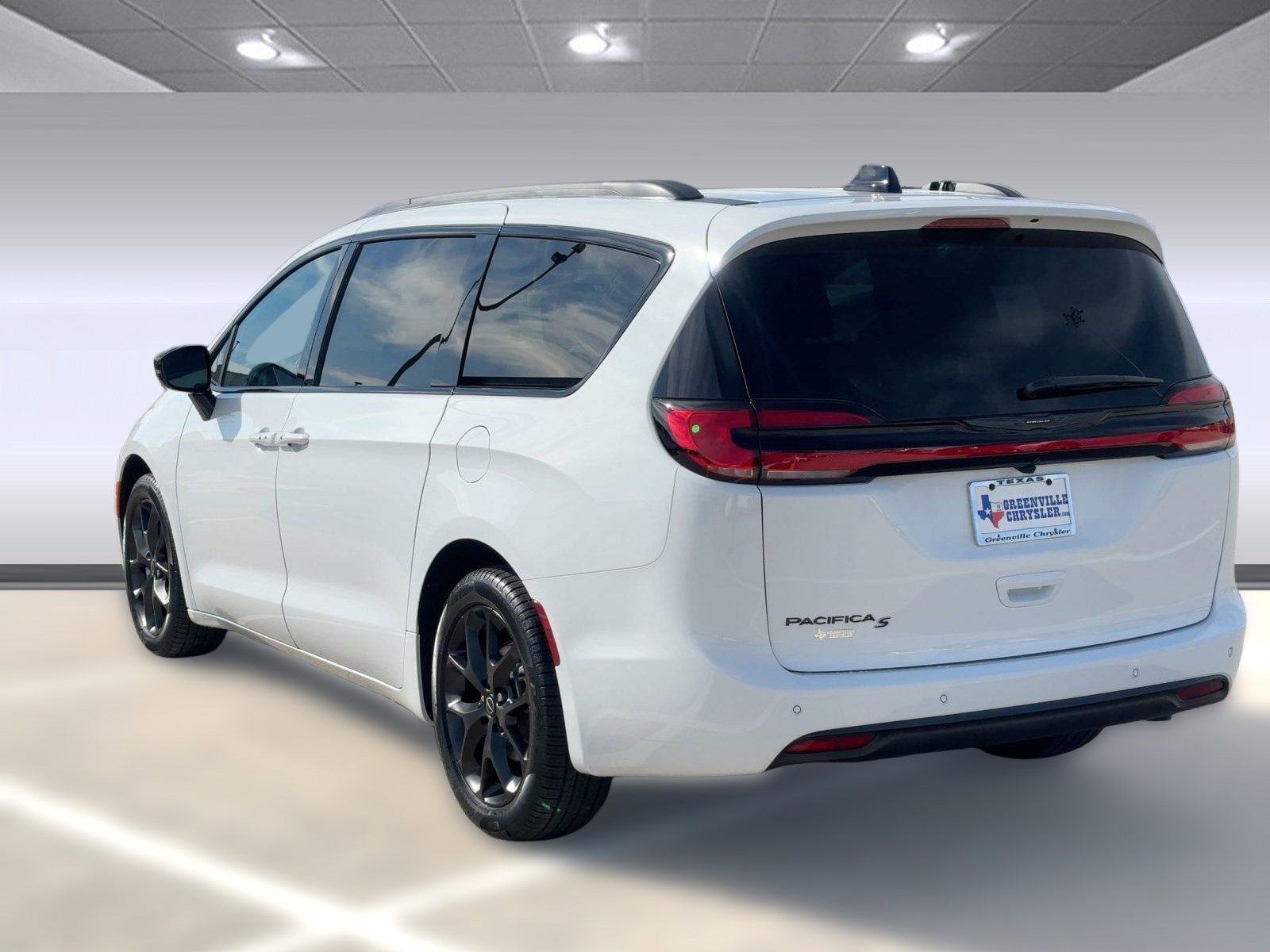 2026 Chrysler Pacifica photo 2